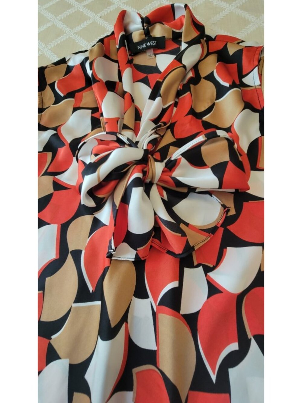 Nine West Women’s L Sleeveless Abstract Print Blouse Self-Tie Scarf Collar - Picture 3 of 5